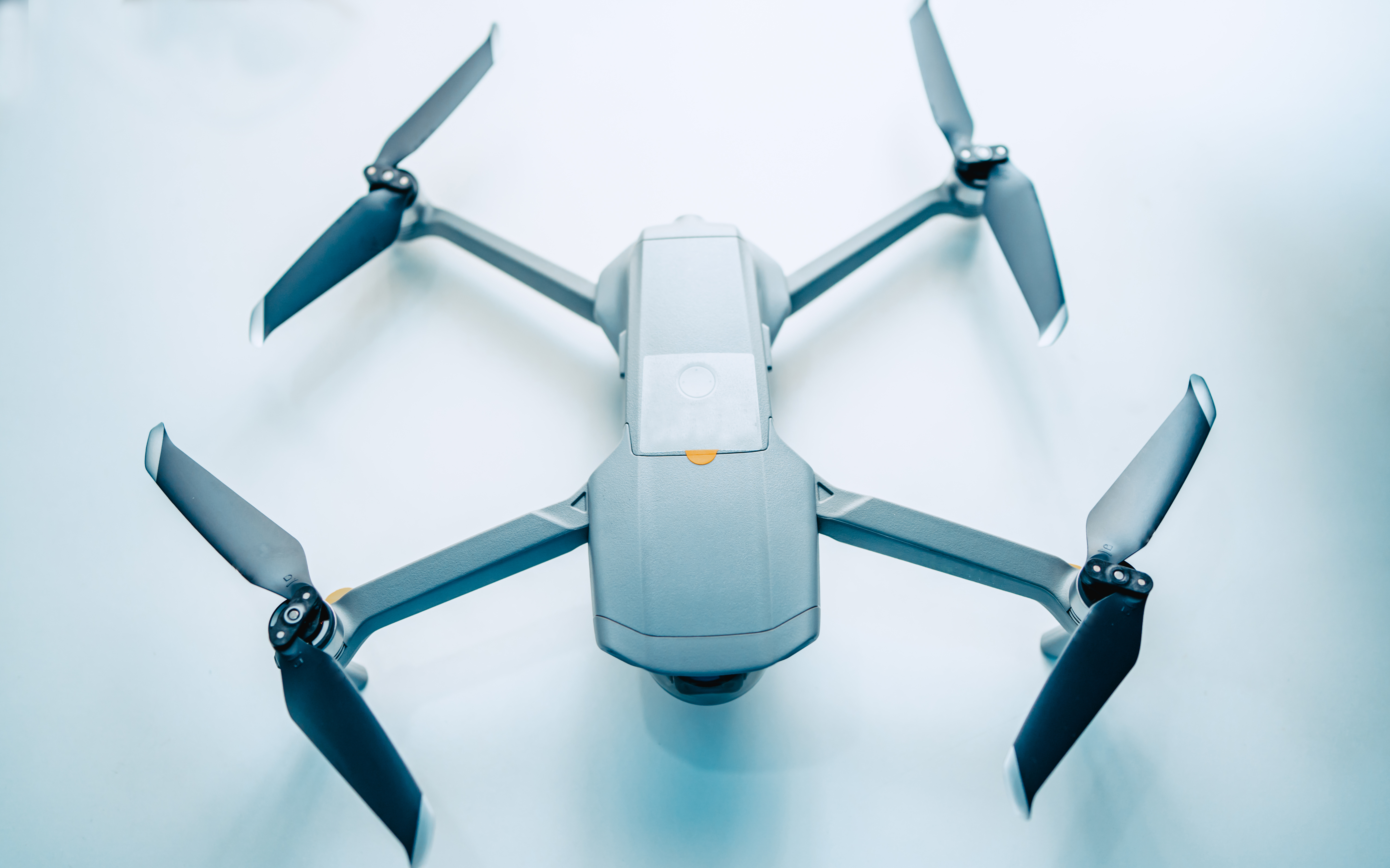 Dron inspeccionando una torre eléctrica, destacando la eficiencia y precisión de las inspecciones técnicas con drones